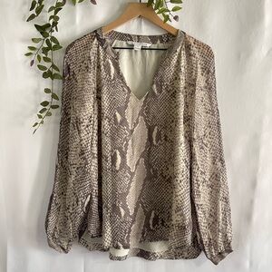 Diane Von Furstenberg Size 12 Maiko Print Silk Python Grey Blouse Top Shirt